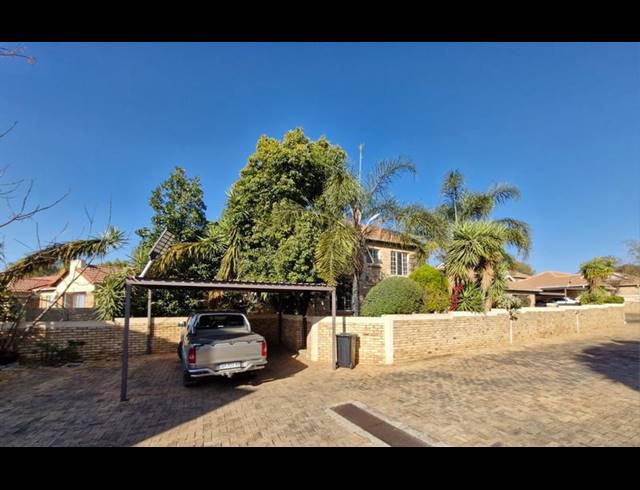 3 BEDROOM TOWNHOUSE FOR SALE IN HEUWELSIG ESTATE